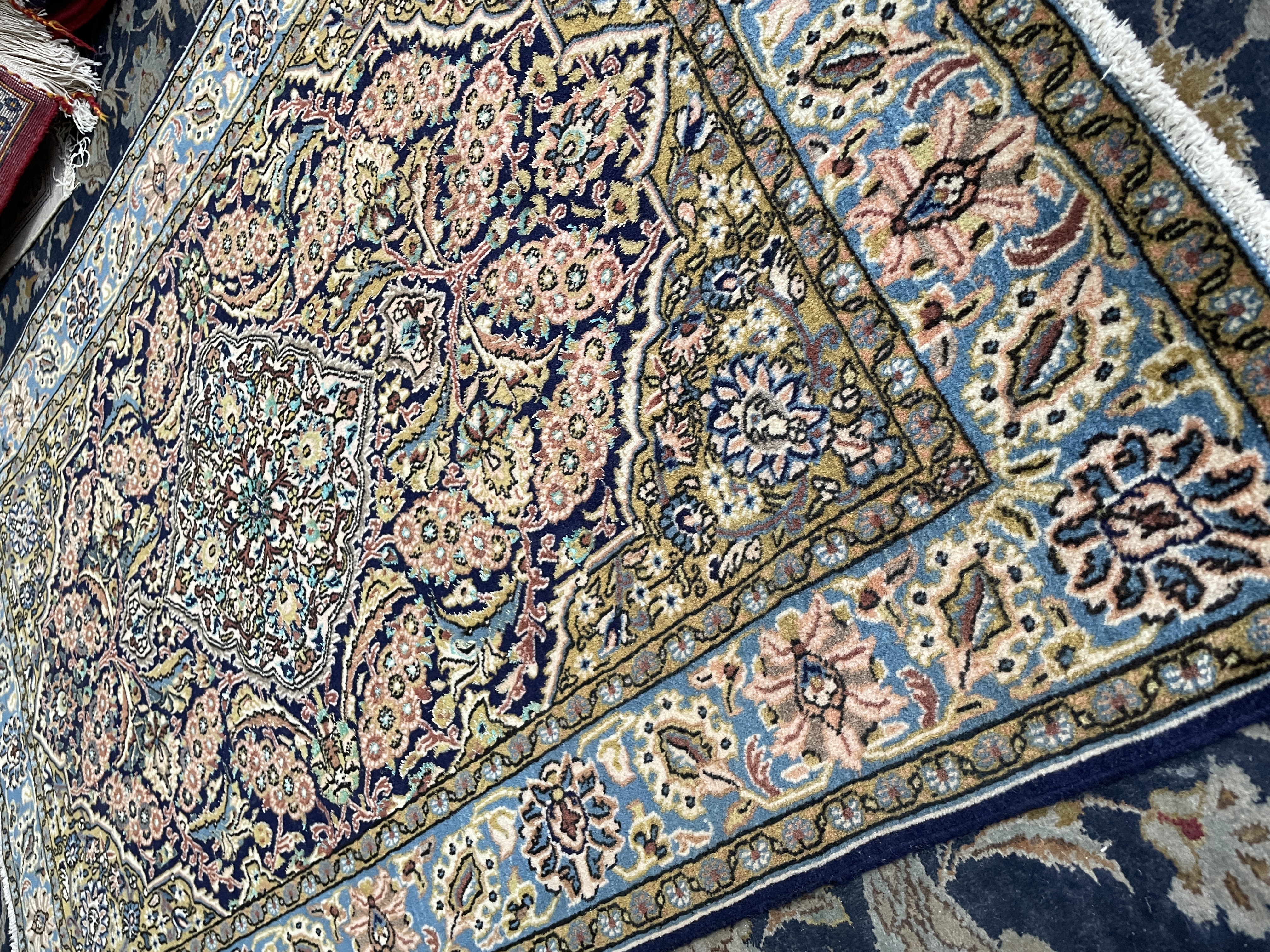 ذرع و نیم دستبافت گل ابریشم قدمت دار سالم و پرزدار