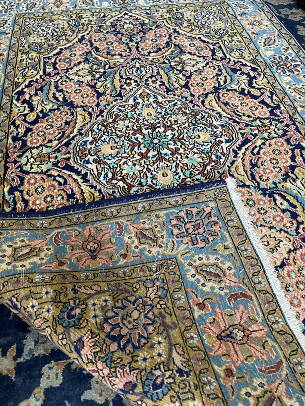 ذرع و نیم دستبافت گل ابریشم قدمت دار سالم و پرزدار
