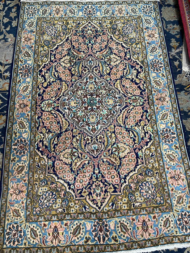ذرع و نیم دستبافت گل ابریشم قدمت دار سالم و پرزدار