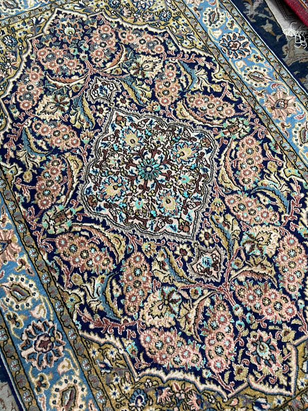 ذرع و نیم دستبافت گل ابریشم قدمت دار سالم و پرزدار