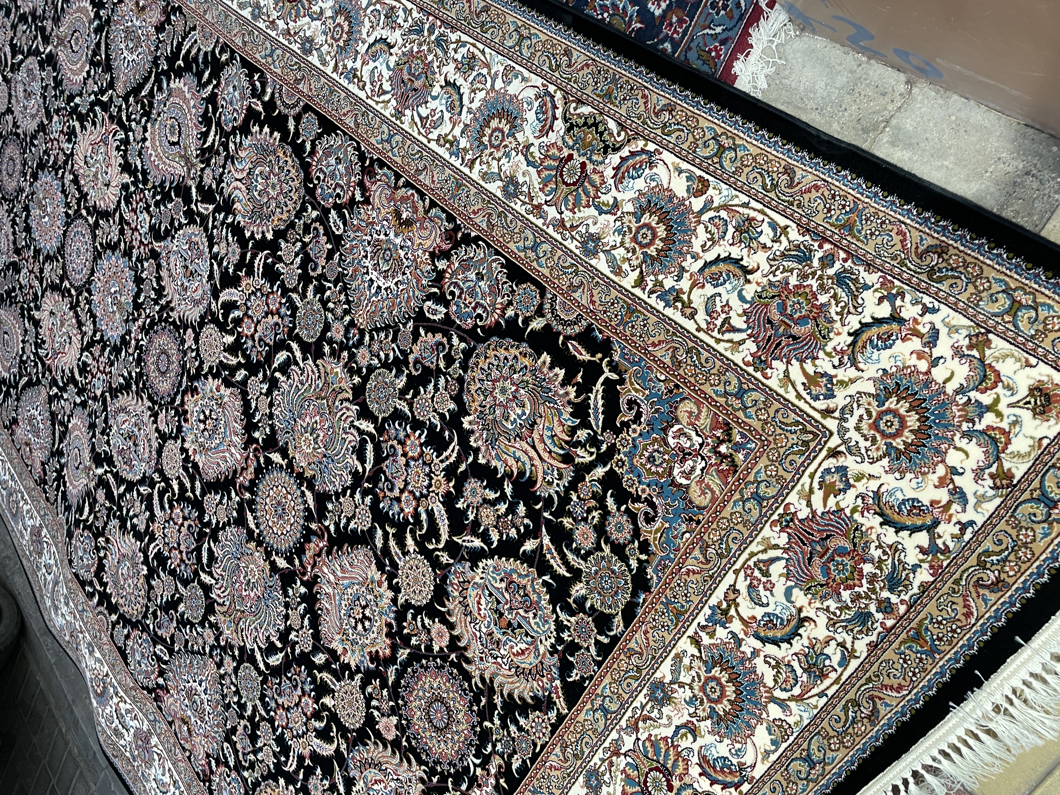 چهار تخته فرش ماشینی ۷۰۰ شانه سرمه ای افشان